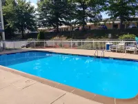 Super 8 by Wyndham New Cumberland - Swimmingpools