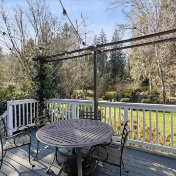 Farmhouse & Creekside Get-Away on hidden acreage in historical downtown Gresham.