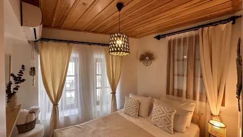 Hanole Guest House in ไอวาลิค