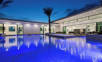 Sleeps 26 Pool, Hot Tub, Pickleball & Putting Green Bravo Villa #12 by Avantstay