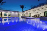 Sleeps 26 Pool, Hot Tub, Pickleball & Putting Green Bravo Villa #12 by Avantstay