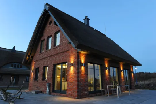 Modern vacation home near the beach (700m) and direct lake view