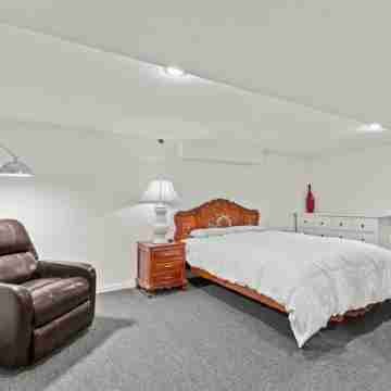 1 Bedroom Basement Apartment Across from Reed College Campus Rooms