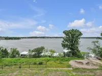 Charming 3-bedroom condo with stunning lake views in fabulous Arnolds Park, IA 아놀드 파크 호텔