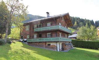 Cozy Chalet in Bramberg am Wildkogel with Sauna Near Ski Lift