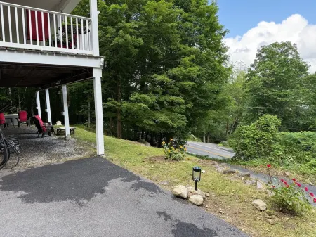 Vacation Home with 8 beds & fast WiFi with view of the Adirondacks & Lake George