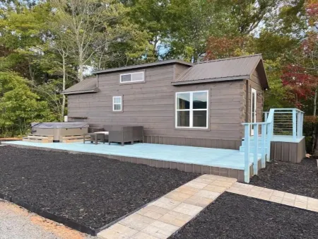 Cheerful Cabin with Mountain View & Hot Tub