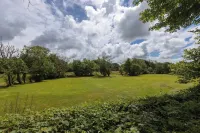 Woodpecker is Laid back luxury in 9 acres of countryside right near the beach