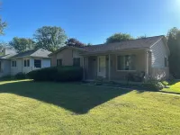 Family Home with Plenty of Parking and Long Stay Friendly. Fenced in Yard. Hoteles en Municipio de Clinton