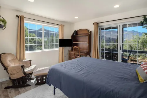 2-bedroom apartment in charming Glenwood Springs with Hot Tub, AC and Heating.