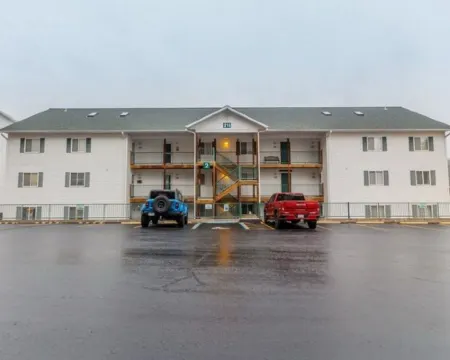 Lake of the Ozarks Premier lakefront 3-bedroom condo. Fishing, Swimming,boating. 拉塞爾酒店