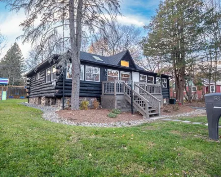 Timber Lodge: Hot Tub, Fireplace & Fun for All ! 西米爾福德酒店