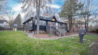 Timber Lodge: Hot Tub, Fireplace & Fun for All !