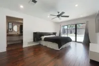 Spacious Sleeps 20 with Heated Pool & Game Room by Uptown Dallas - สระว่ายน้ำส่วนตัว