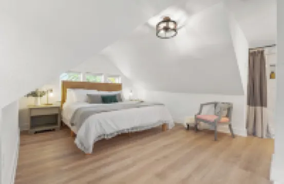 The Linden House --  Calm, Modern Stay Near Plaza