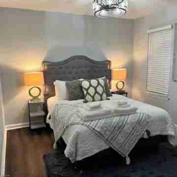 The Red Magnolia, Refreshing, Cozy, Game Room, Historic Roswell! Rooms