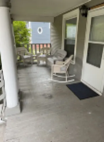 Cottage Grove apt 1 private covered porch
