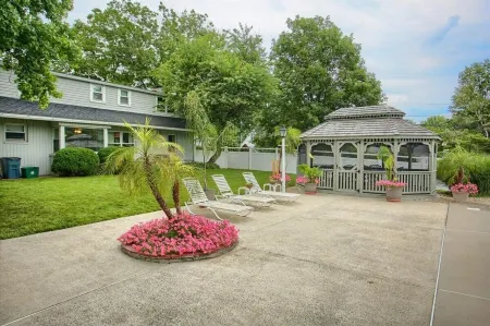 IN-GROUND POOL, Large Private Fenced Yard, Dining Gazebo, Outdoor Kitchen/Bath