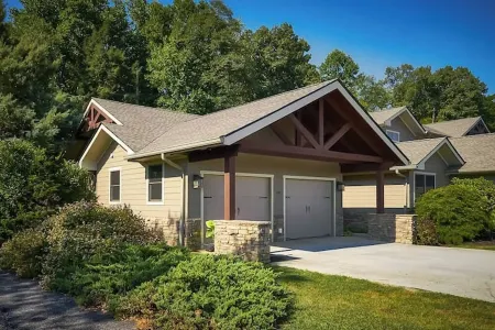 Luxury Condo In The Heart of The Smokies! Pool/WiFi/Game Room/Views/Fire Pit!