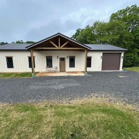 BRAND NEW 3 Bedroom Modern Barndominium at Lake Cumberland .5 mi to boat launch!