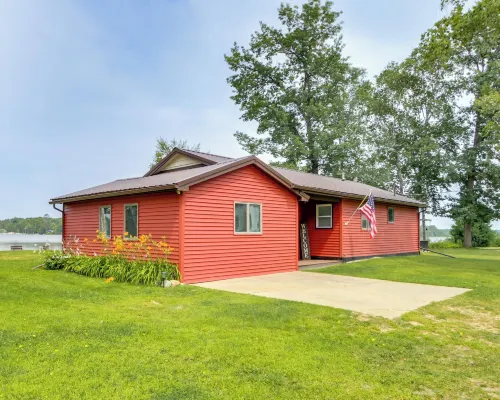 Boat Dock & Launch: Family Cabin on Prairie Lake! Hotels in Itasca County