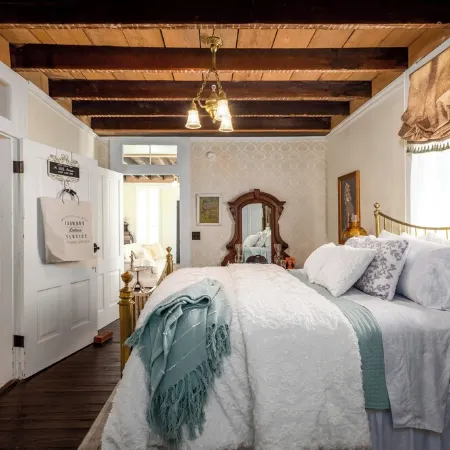 Charming 1-bedroom Pearl Cottage with WiFi in the historic Casey Jones Village