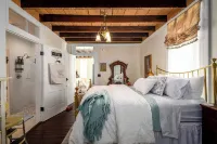 Charming 1-bedroom Pearl Cottage with WiFi in the historic Casey Jones Village