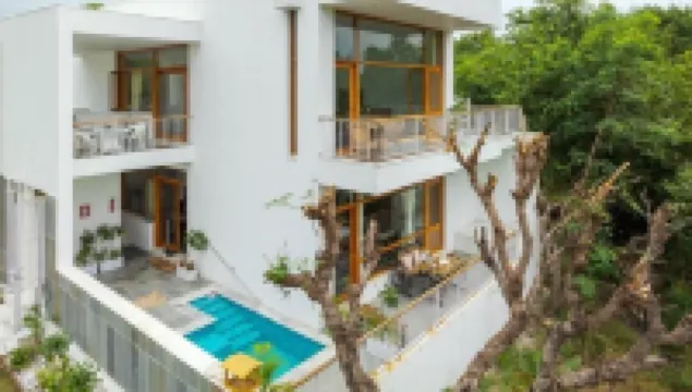 Two-bedroom boutique homestay with a serene view of Lake Lakhawali and Aravalis.