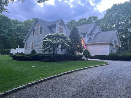 Beach Retreat with 4bd/4ba & fitness room on 3 levels in gorgeous East Hampton