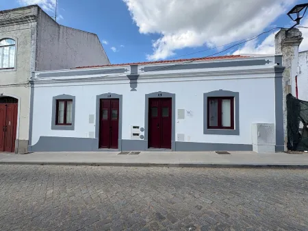 Charming townhome in delightful Montemor-o-Novo with WiFi, AC Отели рядом с достопримечательностью «Замок Монтемор-у-Нову»