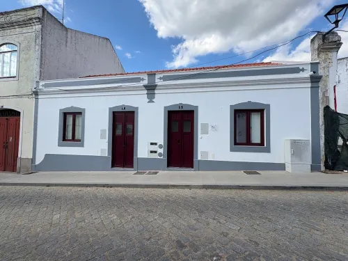 Charming townhome in delightful Montemor-o-Novo with WiFi, AC Hotel a Montemor-o-Novo