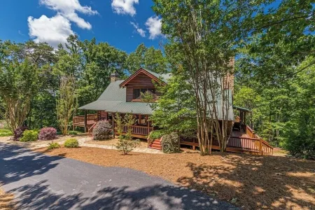 Luxury Log Cabin + Hot Tub + Mins to Downtown Dahlonega