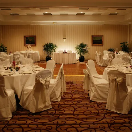 DoubleTree by Hilton Charlotte Airport Отели рядом с достопримечательностью «Библиотека Билли Грэма»