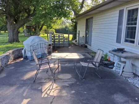 Nature Lovers' Retreat! Ride, Bike, Fish: 3BR Ranch Home with Lake and Trails! Отели в г. Allen County