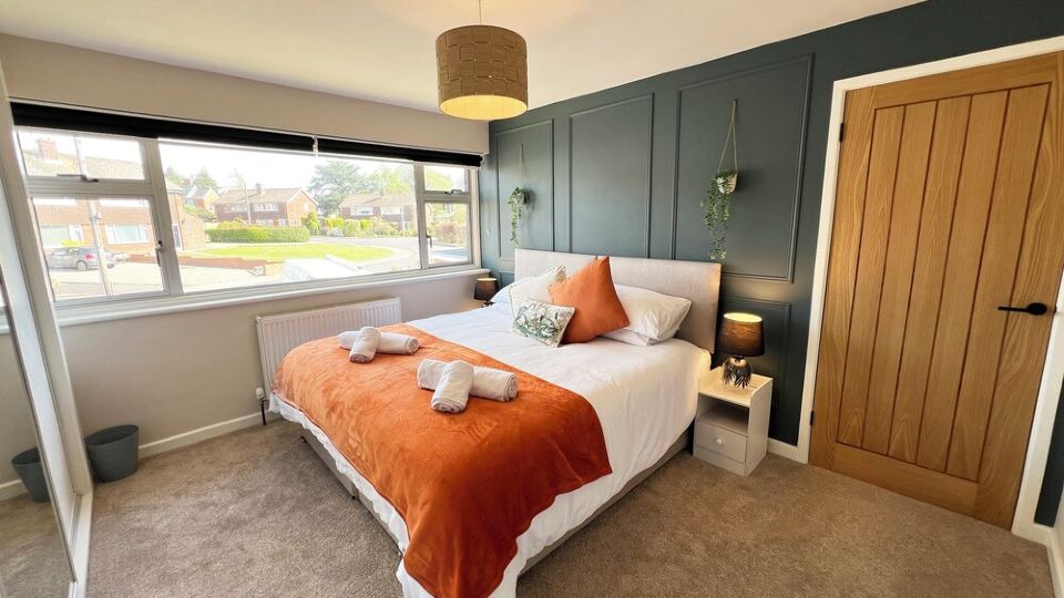 Modern 3-Bed Home in Yeovil with Free Private Parking Wi-Fi & Garden