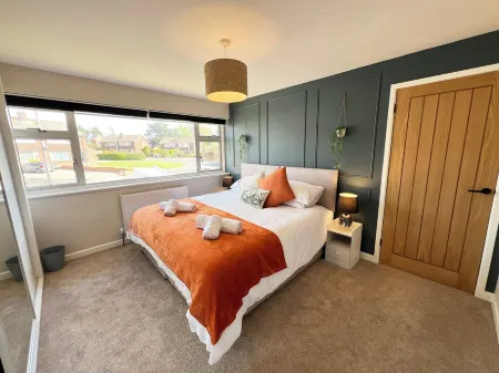 Modern 3-Bed Home in Yeovil with Free Private Parking Wi-Fi & Garden