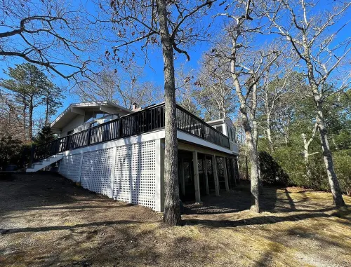 Spacious 4-bedroom Lakefront cottage in picturesque Bourne