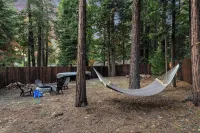 Cozy Cabin in the Woods with Comforts, Hot Tub, Walk to Lake Hotel a Hamilton Branch