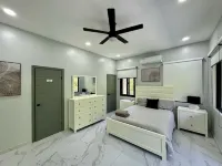 Spacious 4-bedroom house with private pool AC in welcoming in Roatan Honduras