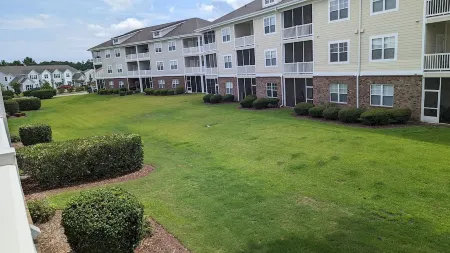 2 BR condo-pool, remote work, golf courses, and family attractions nearby