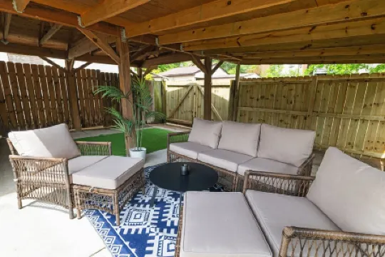 Walk to Restaurants, Cafes & Park Отели рядом с достопримечательностью «Юго-Запад Сити Дог Парк»