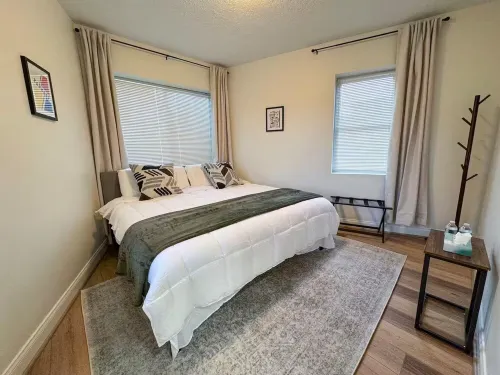 Entire apartment, Boston in 14min, Beach in 4min!