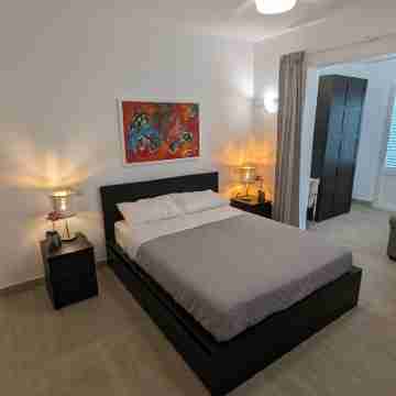 Sunset Paradise: Apt with Ocean and Pool access Rooms