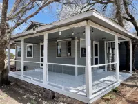 The Porch & Prairie Ranch, Sleeps 20! Peaceful Oasis, Pool, Jacuzzi, Events! Hotels in Kimble County