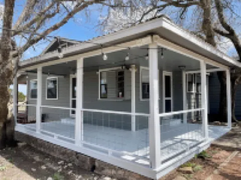 The Porch & Prairie Ranch, Sleeps 20! Peaceful Oasis, Pool, Jacuzzi, Events!