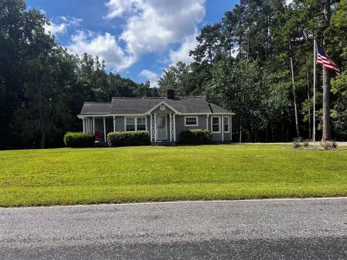 Charming 2-bedroom Cottage with AC and WiFi in Pilot Mountain Hotel a Pilot