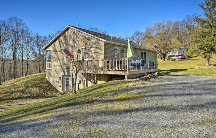 Berkeley Springs Vacation Home w/ Fire Pit!