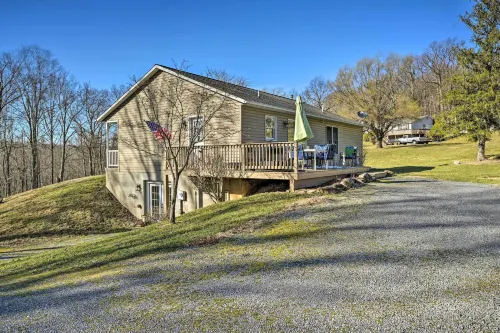 Berkeley Springs Vacation Home w/ Fire Pit! - Wifi