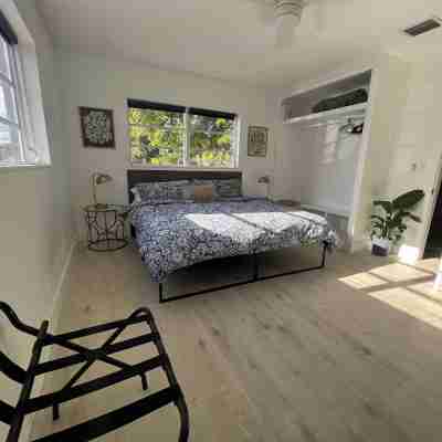 Newly renovated home near Hard Rock Stadium and major highways! Rooms