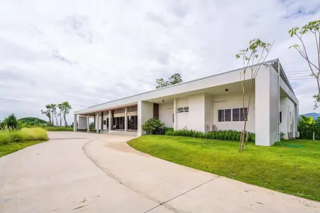 Joy Villa - The 360° view Villa with 4BR and Private Pool in Chaing Mai Отели рядом с достопримечательностью «Ran-Tong Save & Rescue Elephant Centre»